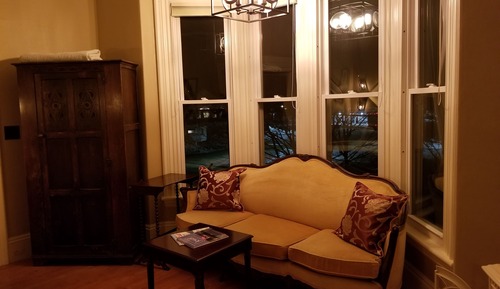 Bette Davis - 1 Queen bed