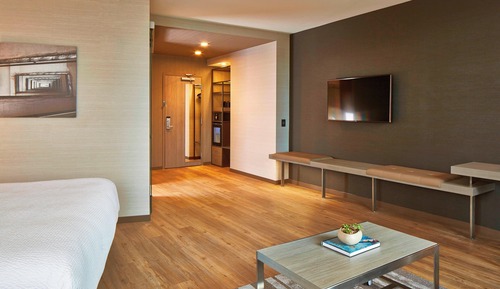 Room, Multiple Beds, Roll-in Shower, River View