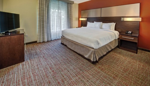Suite, 1 Bedroom (Mobility/Hearing Access, Roll-in Shwr)