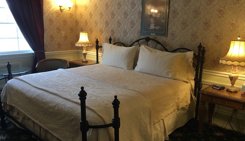 Deluxe Room, 1 King Bed, Refrigerator & Microwave, Mountain View, RM17