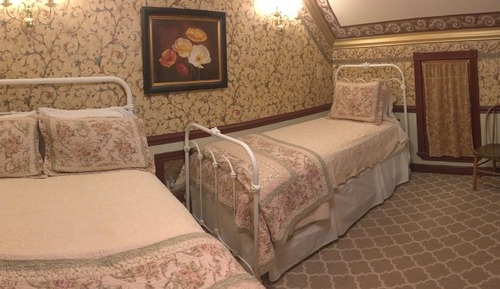 Family Room, Multiple Beds, Shared Bathroom, Mountain View