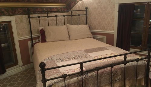 Economy Room, 1 Queen Bed, Shared Bathroom, Mountain View