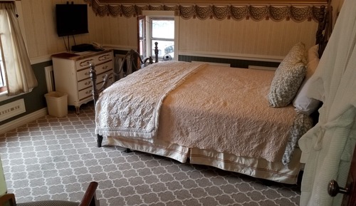 Standard Room, 1 Queen Bed, Private Bathroom, Mountain View