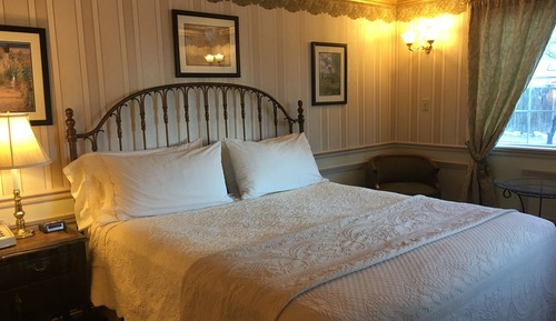 Deluxe Room, 1 King Bed, Refrigerator & Microwave, Mountain View RM15