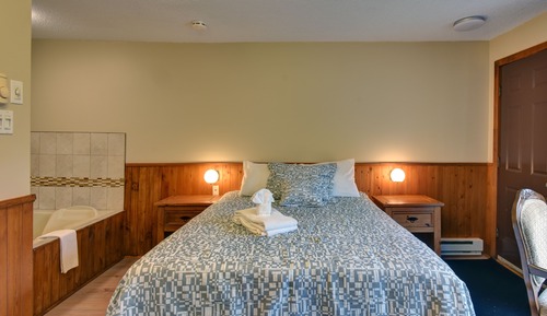 Superior Room, 1 Queen Bed, Hot Tub