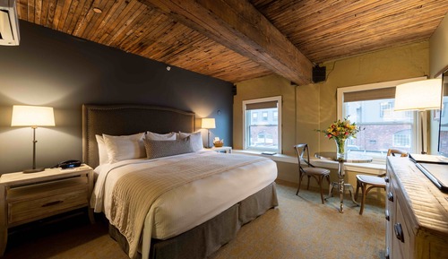 Classic Room, 1 King Bed, Refrigerator