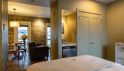 Studio Suite, 1 Queen Bed with Sofa bed, Kitchenette, Courtyard Area