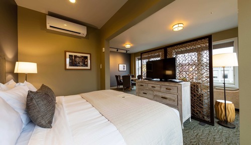 Grand Studio Suite, 1 King Bed with Sofa bed, City View, Corner