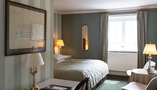 Castle Room with bathtub