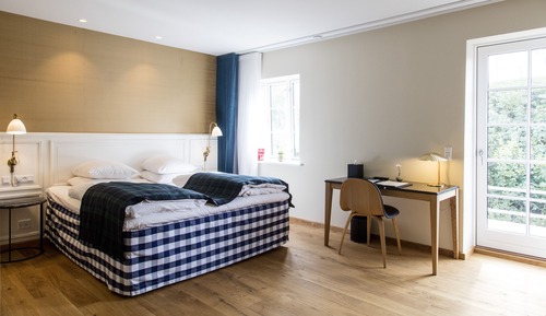 Large Estate Room with bathtub