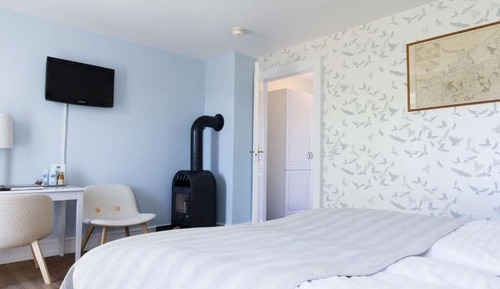 Estate Room with bathtub