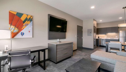 Suite, 1 King Bed, Non Smoking, Kitchen (Living Room, Full Kitchen)