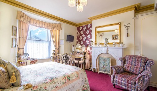 Romantic Double Room (Victorian, external private bathroom)