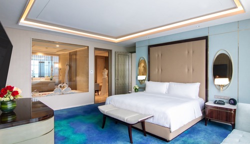 Classic Room, 1 King Bed, Balcony