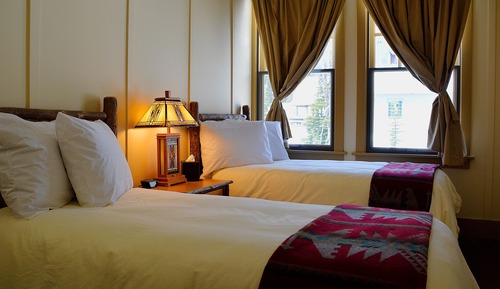 Traditional Double Room, 2 Twin Beds, Shared Bathroom