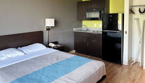 Standard Room, 1 Queen Bed, Smoking, Kitchen