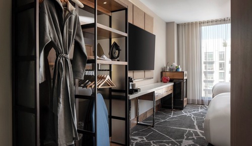 Deluxe Room, 2 Queen Beds, Corner