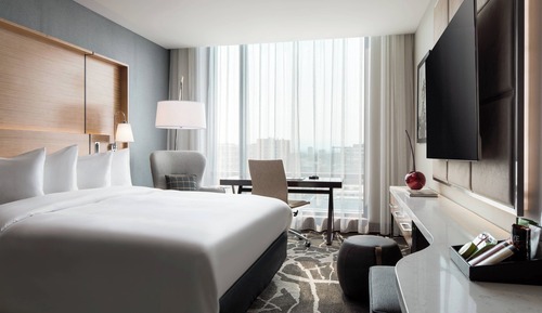 Signature Room, 1 King Bed (Hearing Accessible)