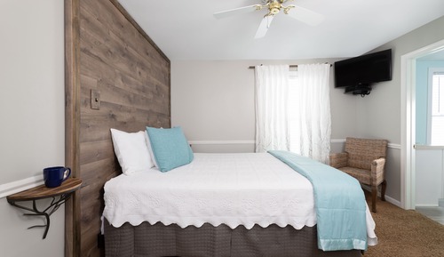 Standard Room, 1 Queen Bed, Ensuite, Partial Lake View (Driftwood Room)