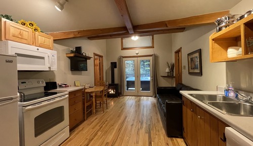 2 Bedroom 1 Bath Cabin, Full Kitchen, Hot Tub