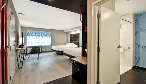 Room, 2 Queen Beds, Accessible (Roll-In Shower)