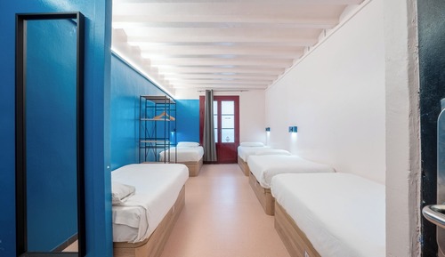 Private Room with 5 Beds and Shared Bathroom