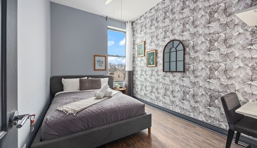 Deluxe Room, 1 Queen Bed, Shared Bathroom
