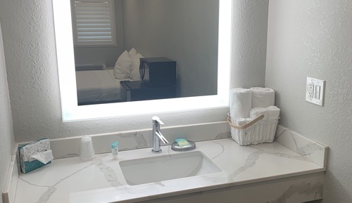 Comfort Single Room, 1 Queen Bed, Refrigerator & Microwave