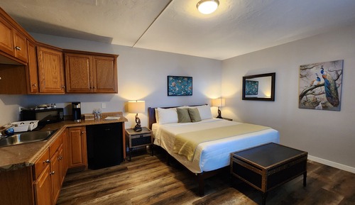 Deluxe Room, 1 King Bed, Kitchenette, Mountain View