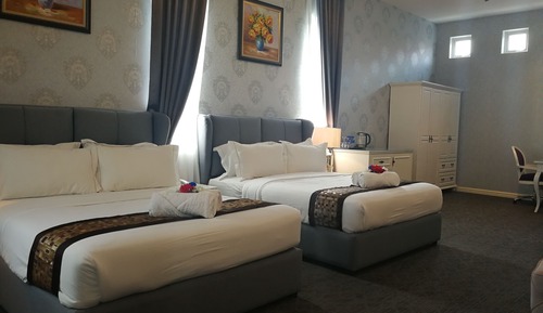 Family Room, 2 Queen Beds, Private Bathroom, Garden View