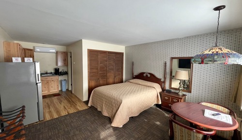 Room, 1 Queen Bed, Kitchen, Partial Lake View
