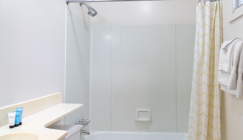 Room, 2 Queen Beds, Partial Lake View