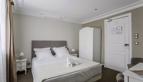 Standard double room (bathtub or shower)