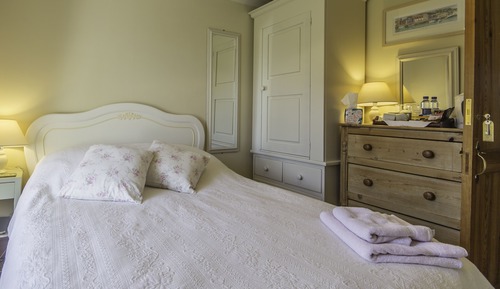 Small Double Room, Private Bathroom (2)