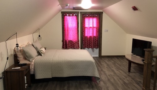 Luxury Loft, 1 Queen Bed, Private Bathroom (Pilot)