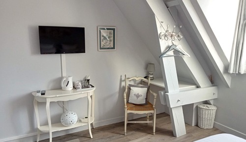 Comfort Double Room, Private Bathroom (Camille seule)