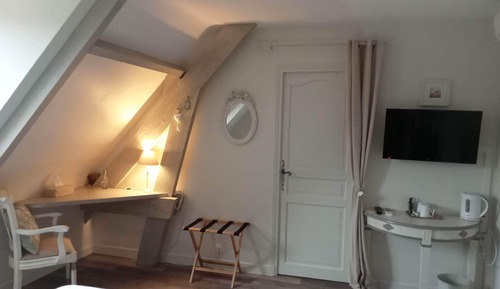 Comfort Double Room, Private Bathroom (Alice)