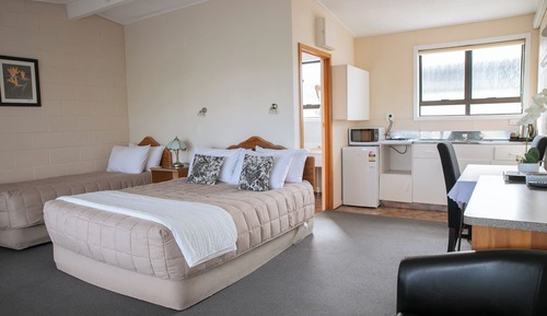 Access Studio (1 Queen and 1 Single Beds)