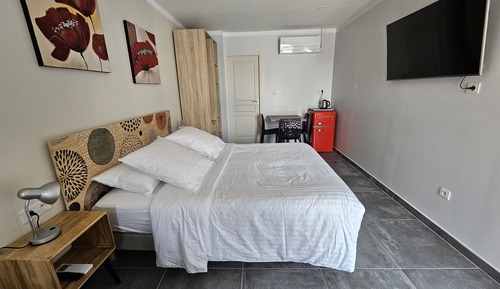 Luxury Triple Room, Multiple Beds, Pool View (coquelicot)