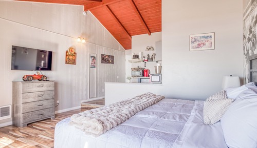 Standard Room, 1 King Bed, Kitchenette, Partial Ocean View