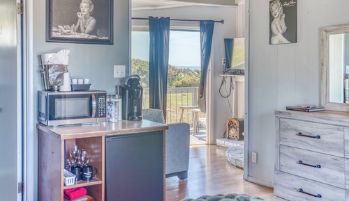 Basic Room, 1 Queen Bed, Patio, Partial Ocean View