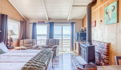 Classic Room, 1 Queen Bed, Kitchenette, Partial Ocean View