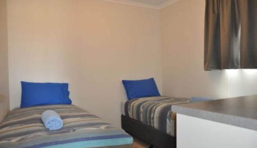 Deluxe 2 Bedroom Cabin - Sleeps 4