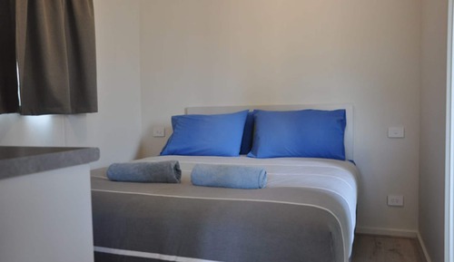 Deluxe 1 Bedroom Cabin - Sleeps 2