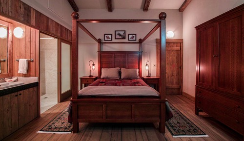 BlackBarn - Oak Room