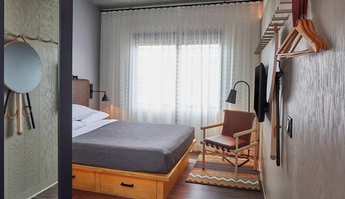 Room, 1 Queen Bed, Hearing Accessible (Roll-in Shower)