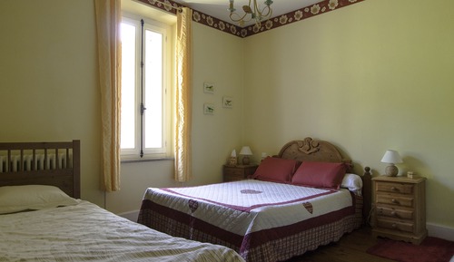 Room (Yellow) shared bathroom