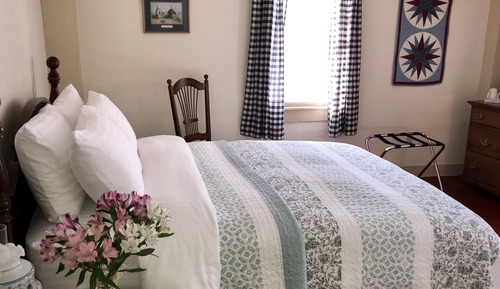 Room 4 - One Queen Bed with Private Bath 