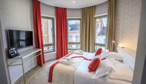 Premium Suite, 1 Queen Bed with Sofa bed, Non Smoking