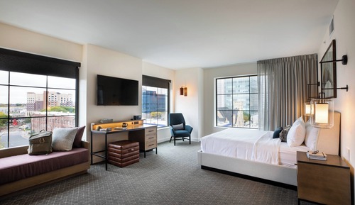 Studio, 1 King Bed (Hearing Accessible)